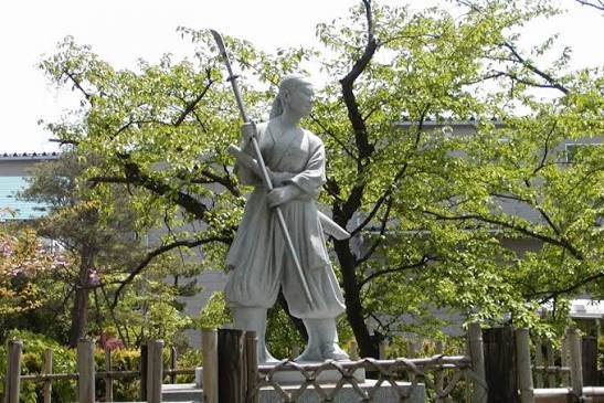 飯盛山に立つ、遠く鶴ヶ城の方角を望む白虎隊士の石像