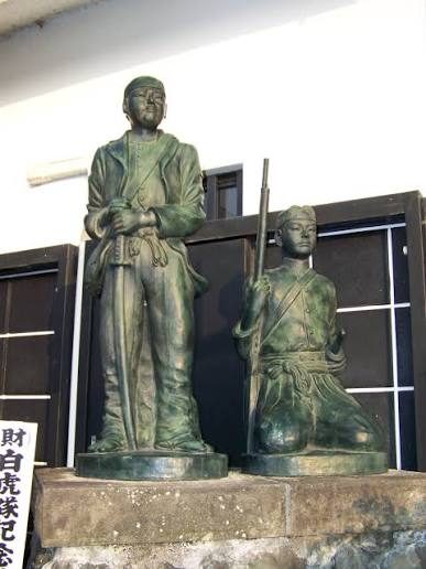 飯盛山に立つ、白虎隊士をかたどった二体の像