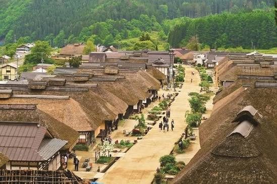茅葺き屋根の家々が並ぶ大内宿の街並み