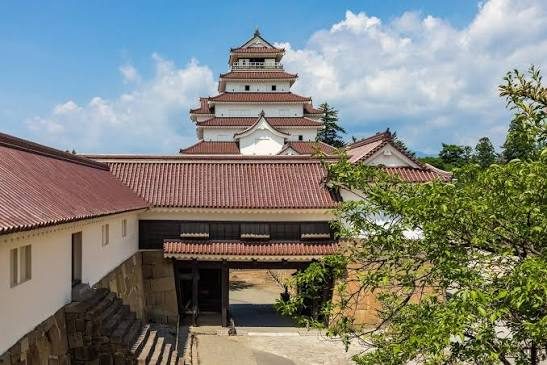 赤瓦の屋根が特徴的な、現在の鶴ヶ城天守