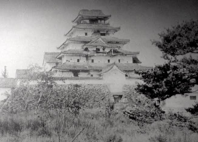 明治初期、破却される前の鶴ヶ城を撮影した古写真